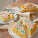 Zitronen-Buttermilchkuchen vom Blech mit Streusel