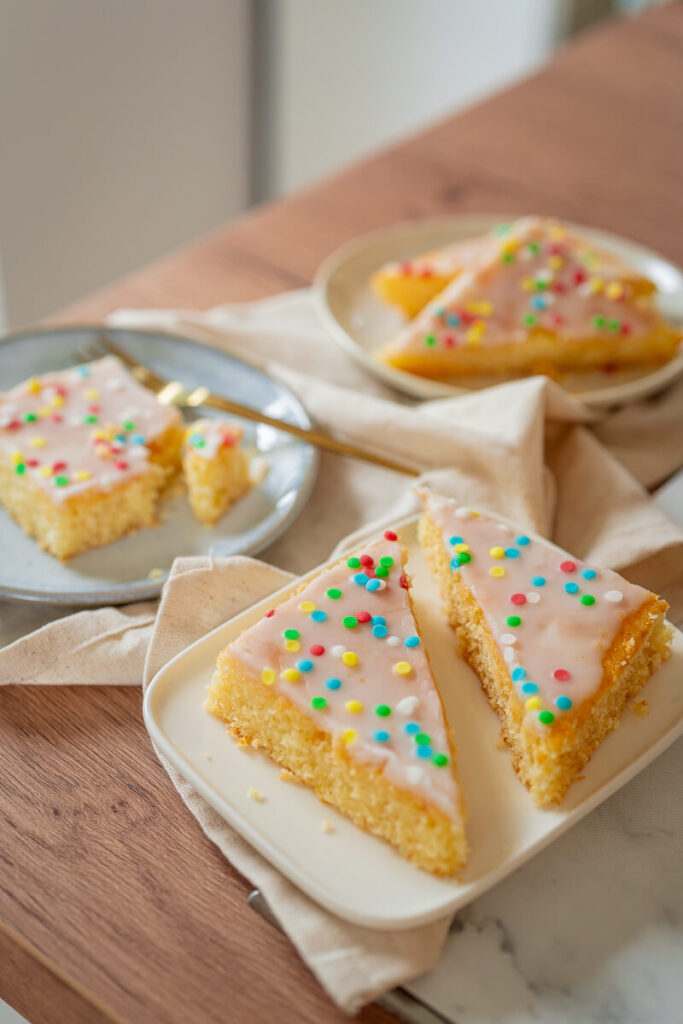 Zitronen-Buttermilchkuchen vom Blech mit Streusel