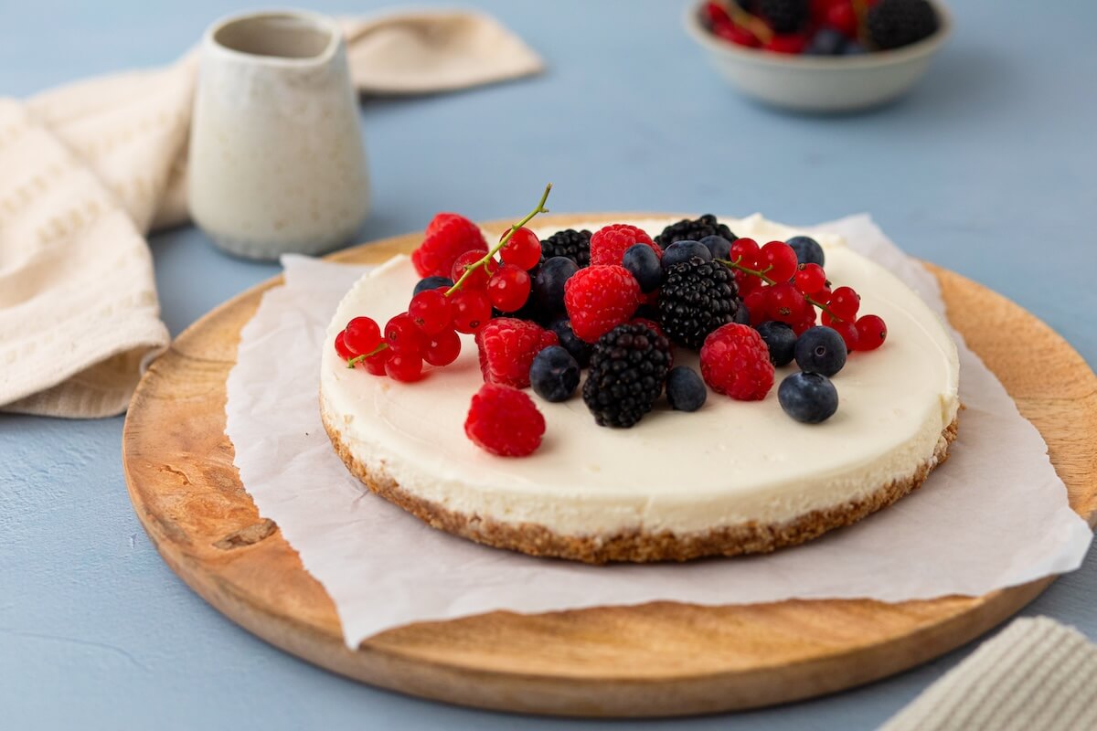 No Bake Cheesecake mit frischen Beeren und Fruchtsauce