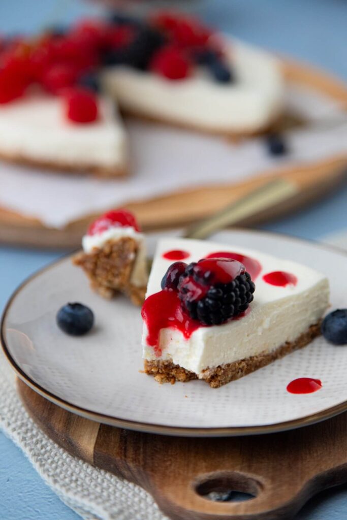 No Bake Cheesecake mit frischen Beeren und Fruchtsauce