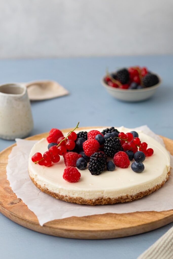 No Bake Cheesecake mit frischen Beeren und Fruchtsauce