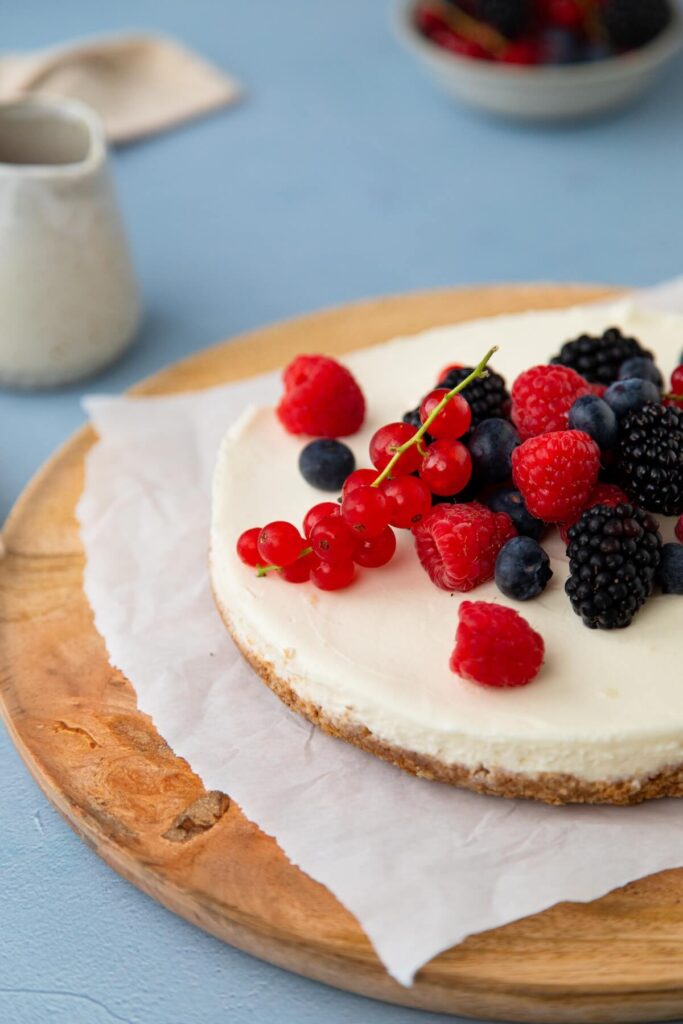 No Bake Cheesecake mit frischen Beeren und Fruchtsauce