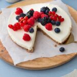 No Bake Cheesecake mit frischen Beeren und Fruchtsauce