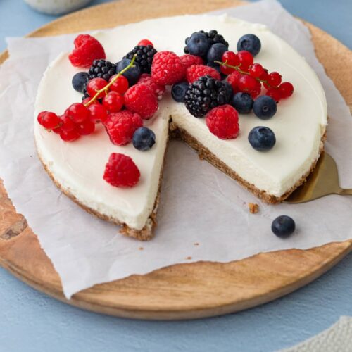 No Bake Cheesecake mit frischen Beeren und Fruchtsauce