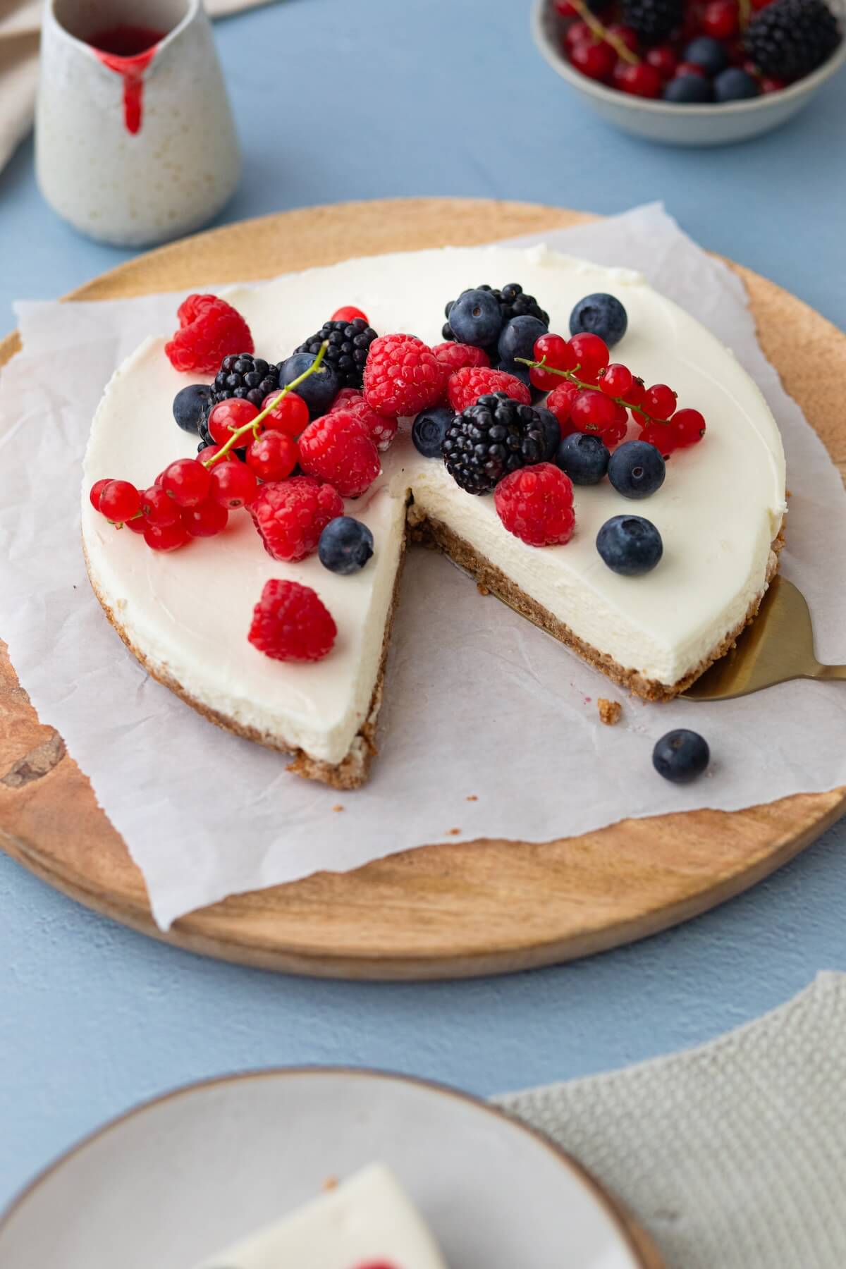 No Bake Cheesecake mit frischen Beeren und Fruchtsauce