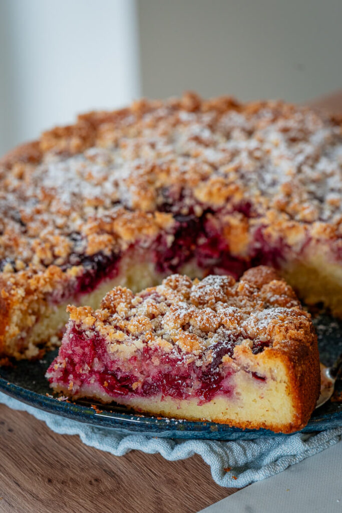 Kirschkuchen mit Kokosstreuseln aus der Springform