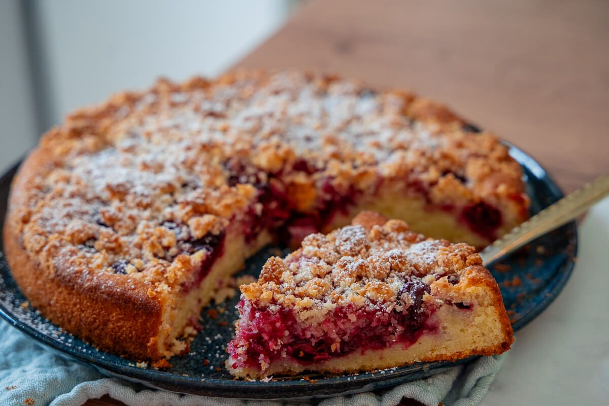 Kirschkuchen mit Kokosstreuseln aus der Springform