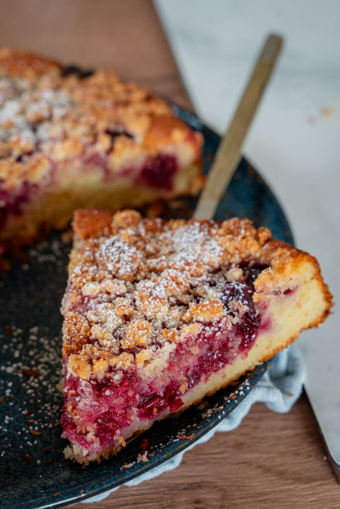 Kirschkuchen mit Kokosstreuseln aus der Springform