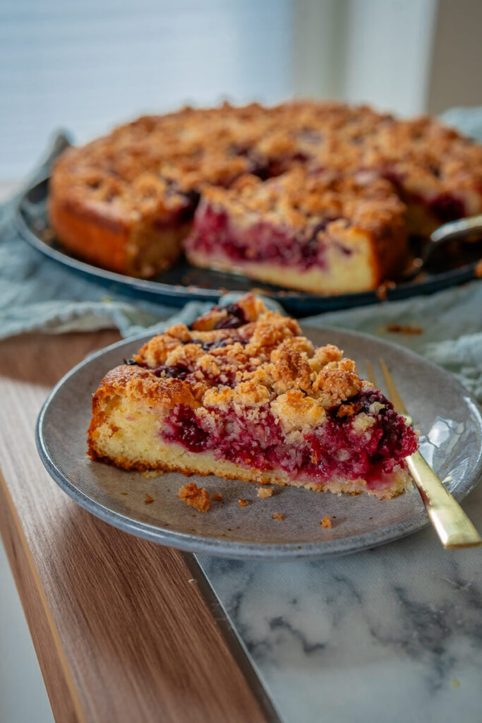Kirschkuchen mit Kokosstreuseln aus der Springform
