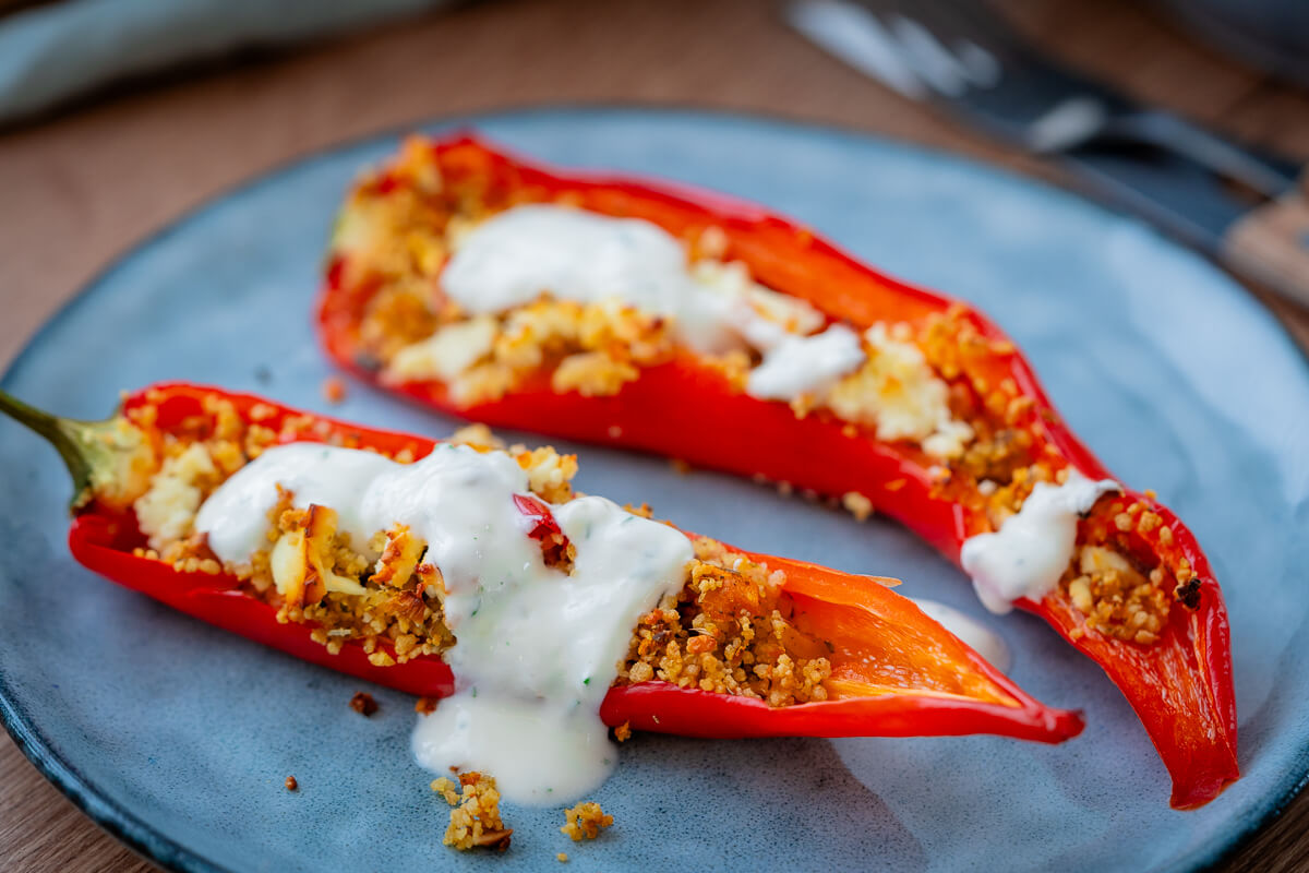 Gefüllte Spitzpaprika mit Couscous und Feta