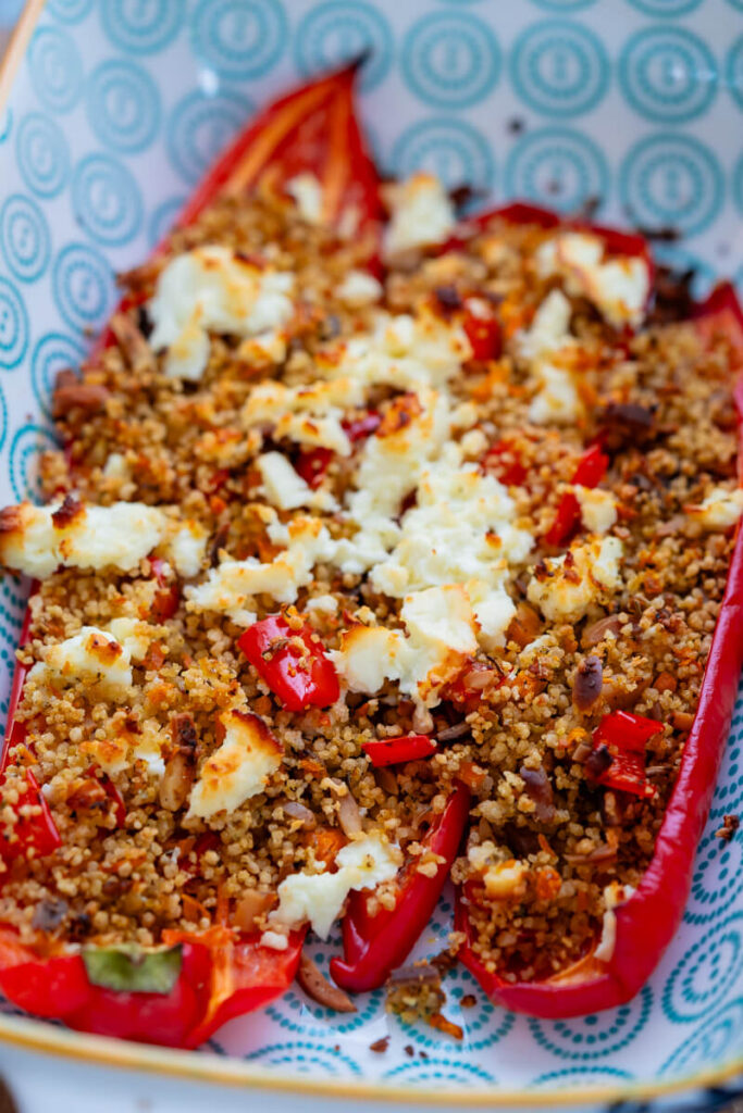 Gefüllte Spitzpaprika mit Couscous und Feta