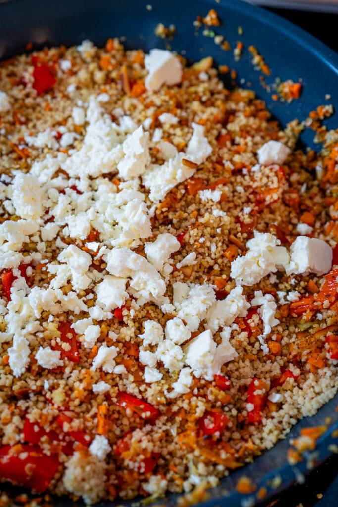 Gefüllte Spitzpaprika mit Couscous und Feta