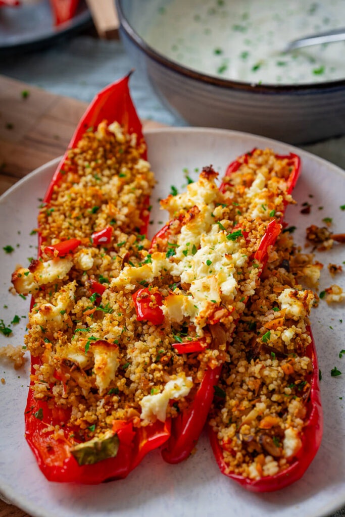 Gefüllte Spitzpaprika mit Couscous und Feta