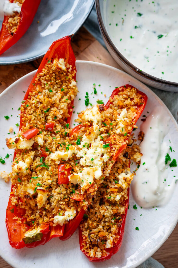 Gefüllte Spitzpaprika mit Couscous und Feta