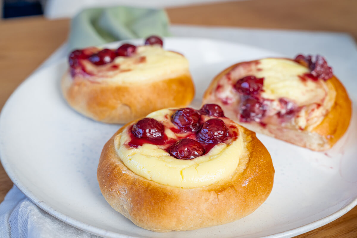 Hefeteilchen mit Kirschen – fluffiges Hefegebäck mit Frischkäsefüllung