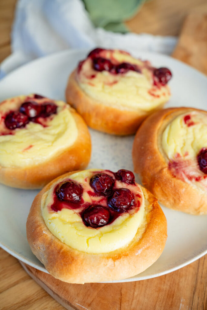 Hefeteilchen mit Kirschen – fluffiges Hefegebäck mit Frischkäsefüllung