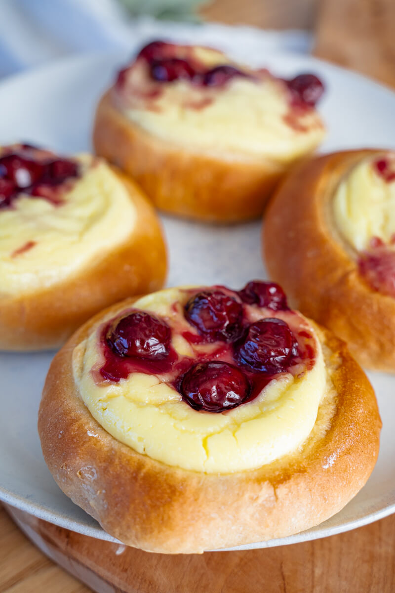 Hefeteilchen mit Kirschen – fluffiges Hefegebäck mit Frischkäsefüllung