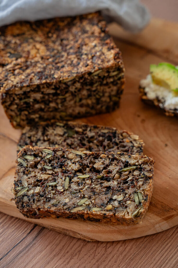 Korn-an-Korn-Brot – saftiges Vollkornbrot mit Kernen und Samen (ohne Hefe)