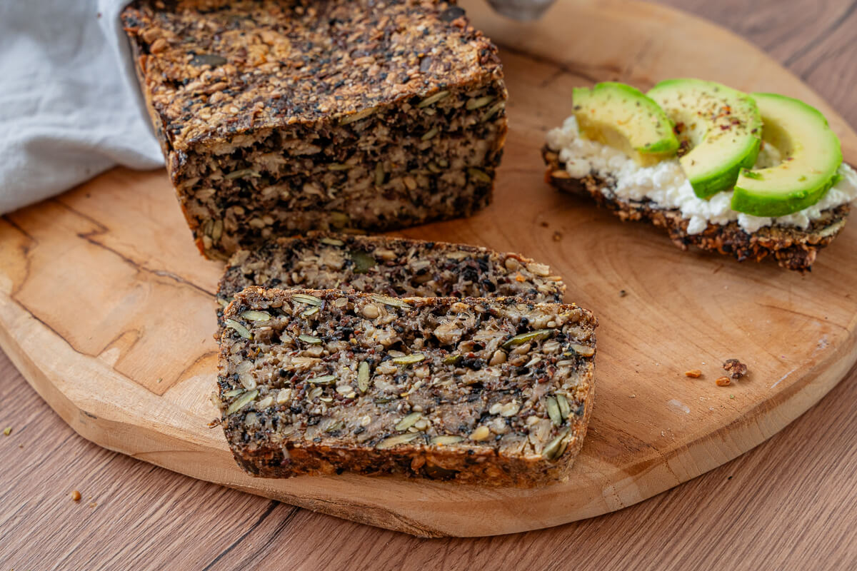 Korn-an-Korn-Brot – saftiges Vollkornbrot mit Kernen und Samen (ohne Hefe)
