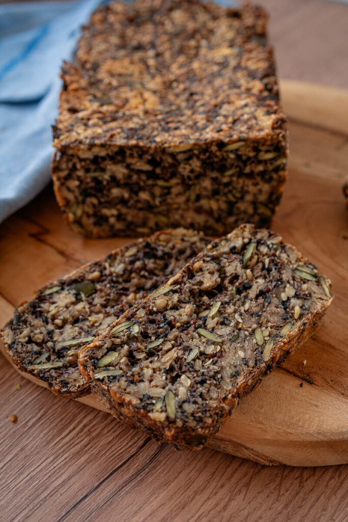Korn-an-Korn-Brot – saftiges Vollkornbrot mit Kernen und Samen (ohne Hefe)