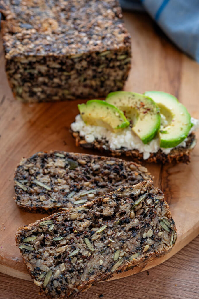 Korn-an-Korn-Brot – saftiges Vollkornbrot mit Kernen und Samen (ohne Hefe)