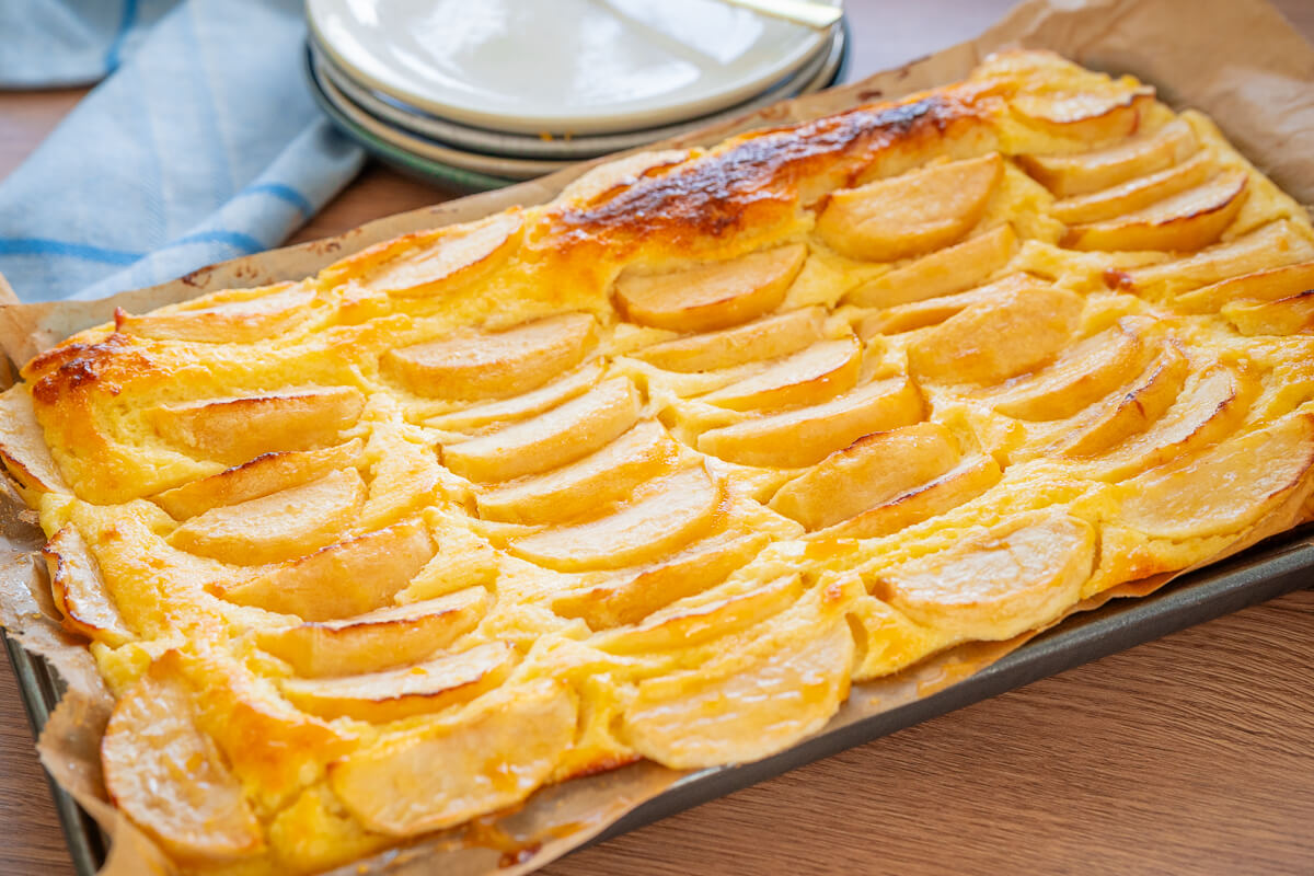 Apfelkuchen mit Hefeteig vom Blech