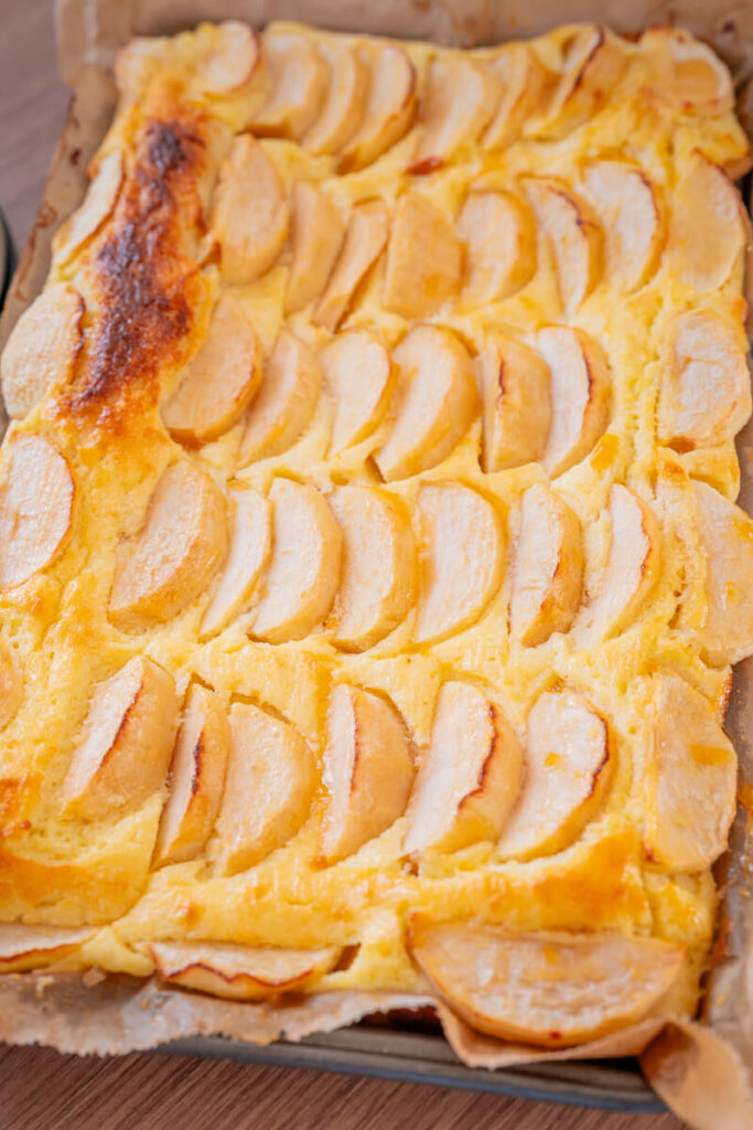 Apfelkuchen mit Hefeteig vom Blech