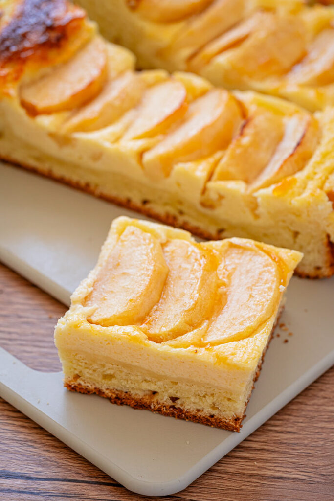 Apfelkuchen mit Hefeteig vom Blech