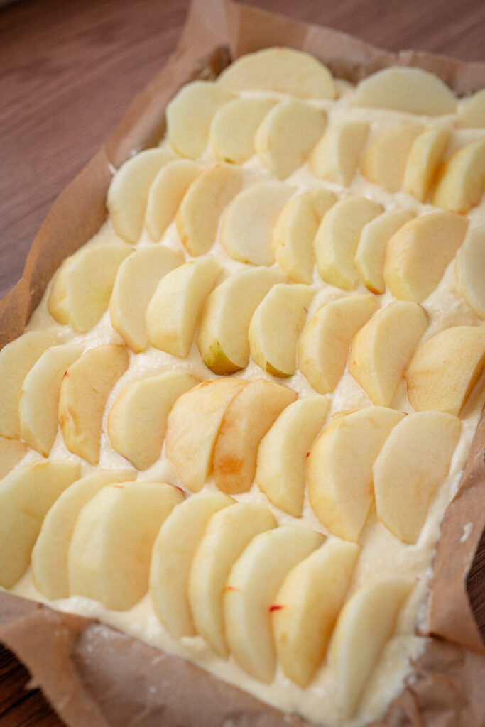 Apfelkuchen mit Hefeteig vom Blech