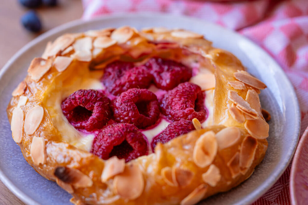 Reispapier Tarte mit Himbeeren und Käsekuchenfüllung