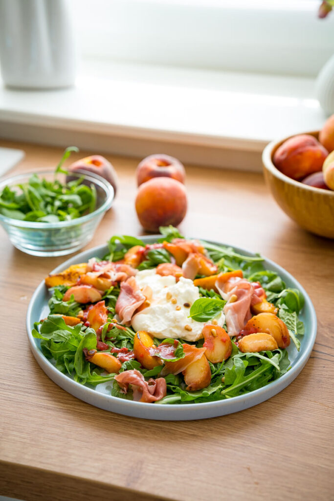 Pfirsich Burrata Salat mit fruchtigem Himbeer Dressing