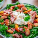Pfirsich Burrata Salat mit fruchtigem Himbeer Dressing
