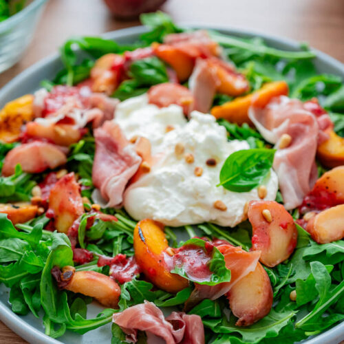Pfirsich Burrata Salat mit fruchtigem Himbeer Dressing