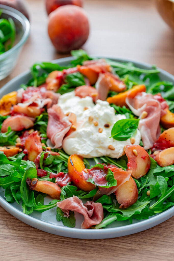 Pfirsich Burrata Salat mit fruchtigem Himbeer Dressing