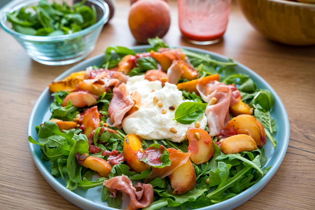 Pfirsich Burrata Salat mit fruchtigem Himbeer Dressing
