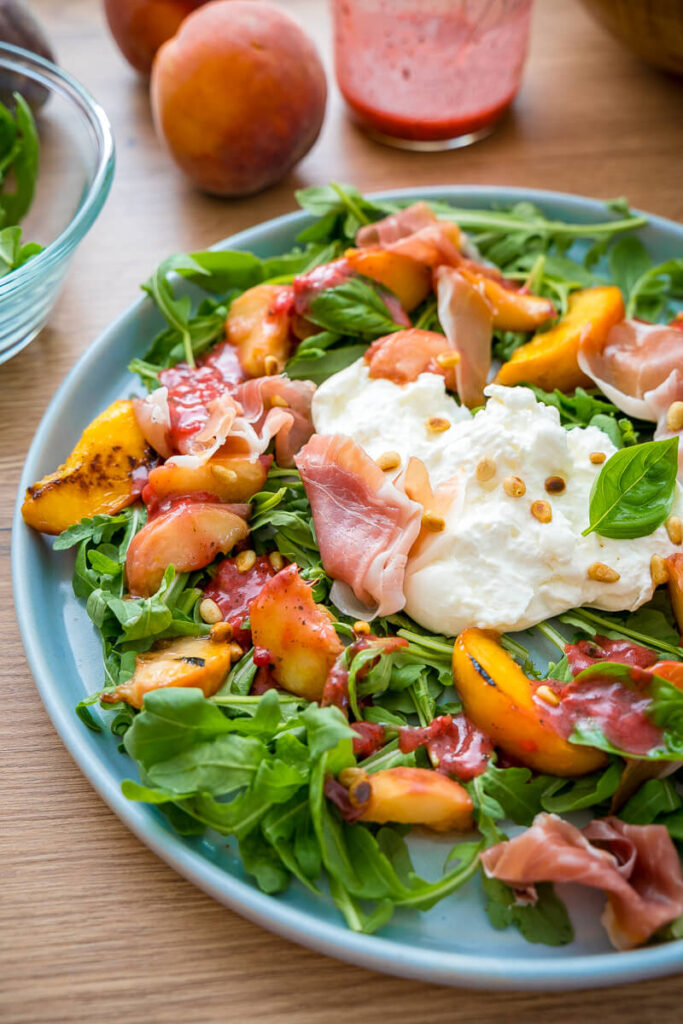 Pfirsich Burrata Salat mit fruchtigem Himbeer Dressing