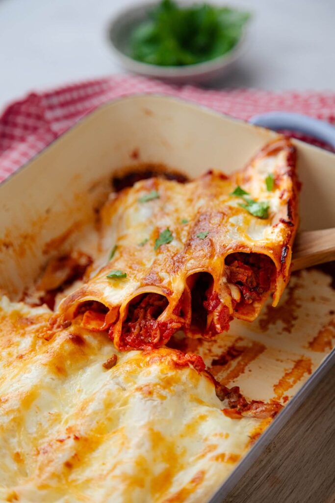 Cannelloni mit Hackfleisch aus dem Ofen