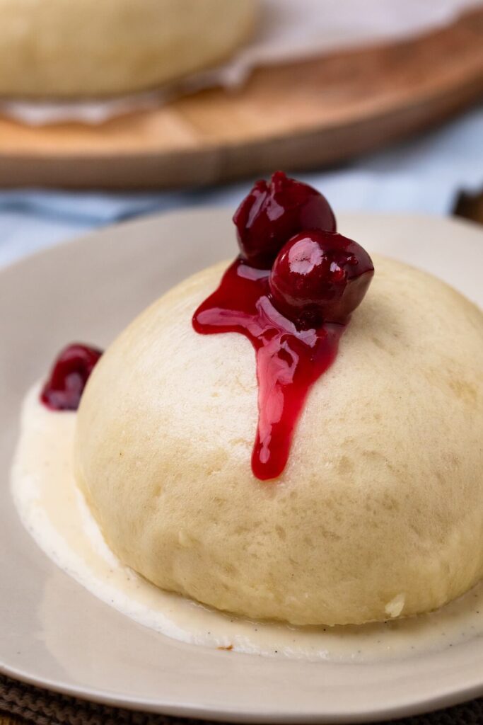 Dampfnudeln mit Vanillesoße und Kirschkompott 