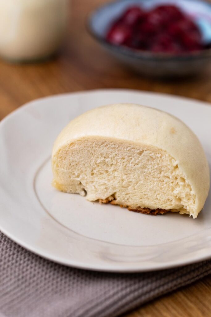 Dampfnudeln mit Vanillesoße und Kirschkompott 
