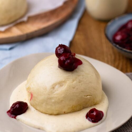 Dampfnudeln mit Vanillesoße und Kirschkompott
