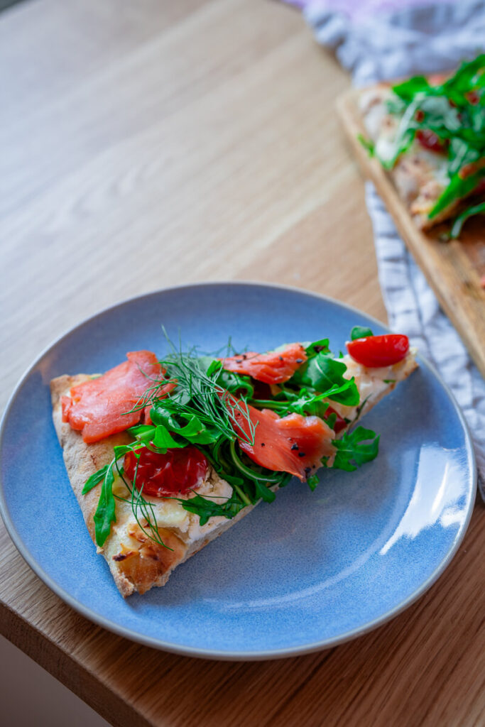 Pinsa mit Lachs und Frischkäse