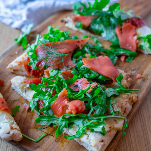 Pinsa belegen mit Lachs, Frischkäse und Rucola