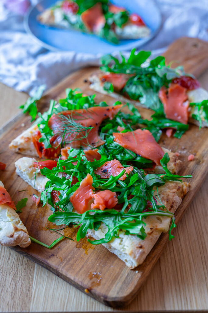 Pinsa belegen mit Lachs, Frischkäse und Rucola