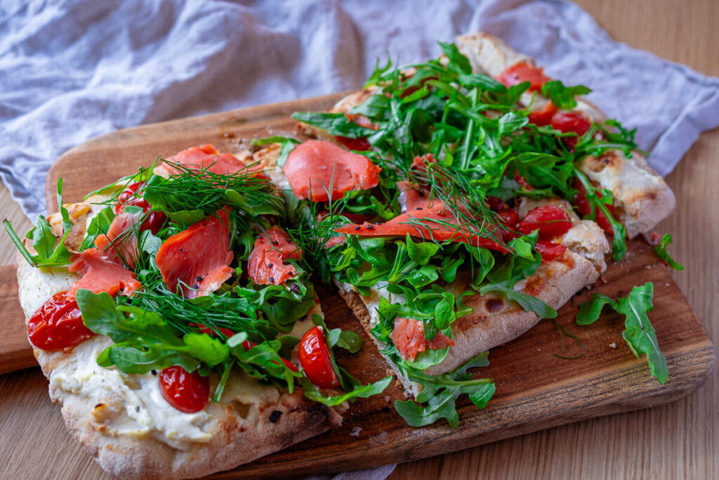 Pinsa mit Lachs und Frischkäse