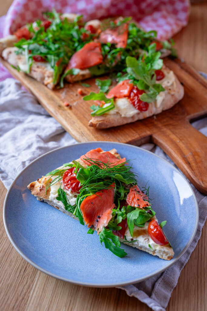 Pinsa mit Lachs und Frischkäse
