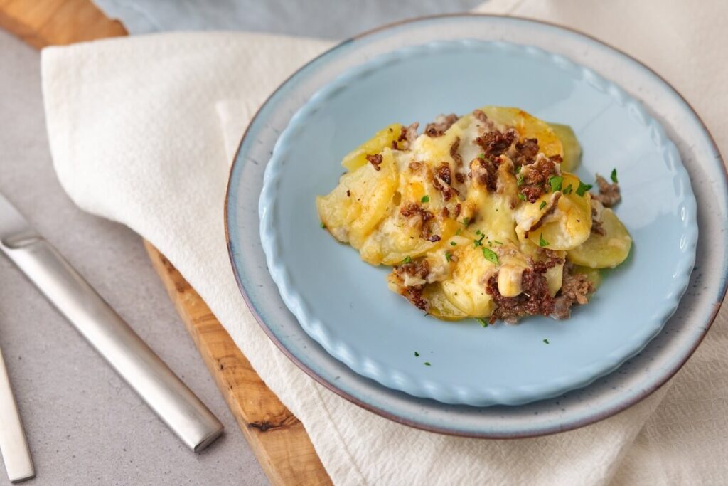 Kartoffel-Hackfleisch-Auflauf mit Béchamel und Käsekruste