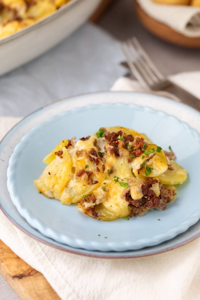 Kartoffel-Hackfleisch-Auflauf mit Béchamel und Käsekruste