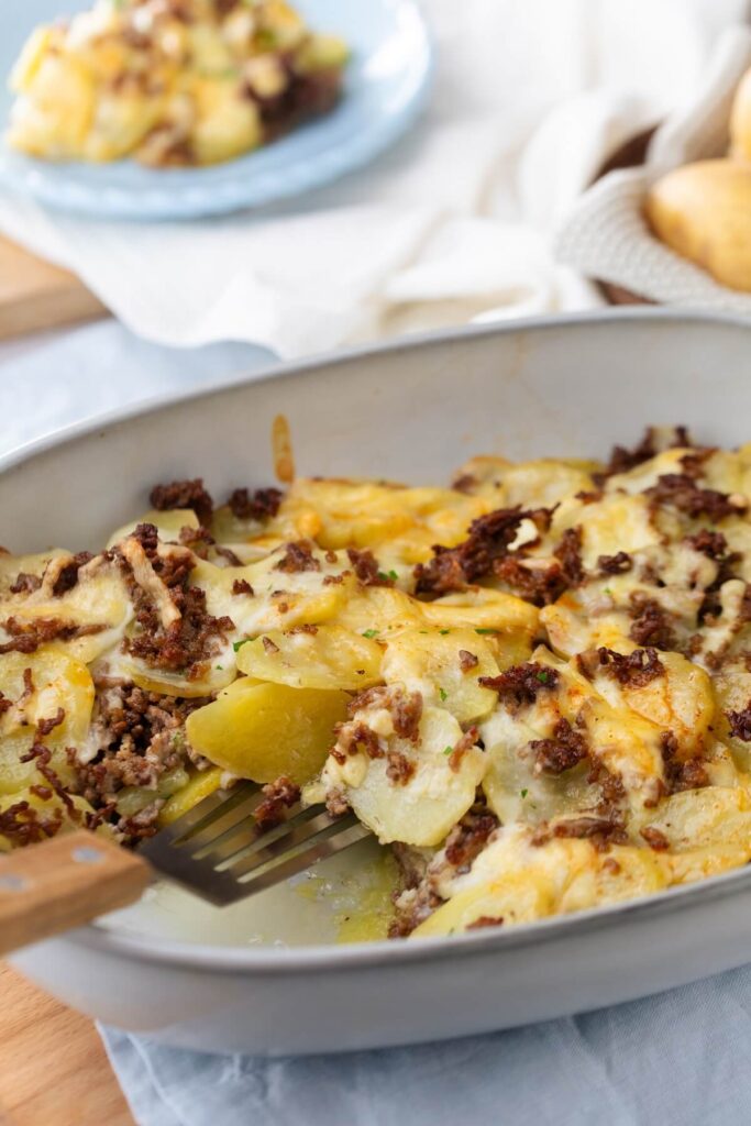 Kartoffel-Hackfleisch-Auflauf mit Béchamel und Käsekruste