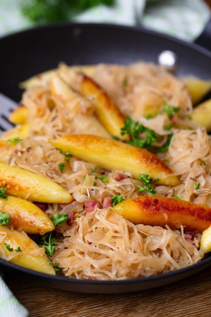Schupfnudeln mit Sauerkraut nach schwäbischer Art