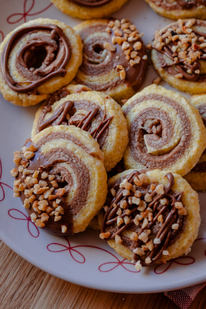 Nougat-Schnecken mit Schokoladenstreifen auf einem Teller